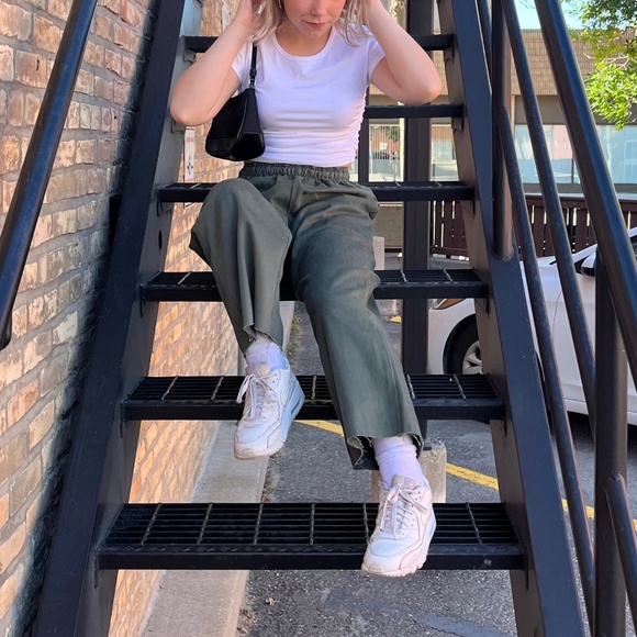 Harlow Cropped Ruched Tee - Picture 3 of 3